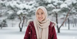 Hasil edit  prompt Gemini AI foto wanita berhijab di taman dengan suasana winter ala Korea Selatan. (Sumber: Freepik/tirachardz)