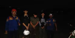 Petugas Damkar Kabupaten Bogor membantu tiga remaja yang tersesat di wilayah perbukitan Sukamakmur, Kabupaten Bogor, akibat mengikuti Google Maps. (Sumber: Dok Damkar Bogor)