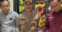 Kapolsek Tanah Sareal, Kompol Doddy Rosjadi menunjukkan barang bukti sajam diduga digunakan remaja untuk tawuran. (Sumber: Dok. Polsek Tanah Sareal)
