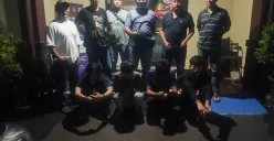 Kanit Reskrim Polsek Beji, Iptu Waras bersama tim opsnal berhasil menangkap pelaku tawuran antarpemuda kampung beserta barang bukti sebilah sajam. (Sumber: Dok Polsek Beji)