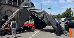 Kondisi tenda acara Maulid Nabi di Masjid Baitushobri, Kembangan, Jakarta Barat, setelah ditabrak mobil, Minggu, 9 November 2025. (Sumber: Poskota/Pandi Ramedhan)