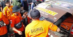 Personel SAR gabungan mengevakuasi korban tenggelam yang terseret arus Kali Cikeas di Perumahan Nusapala, Jatiasih, Kota Bekasi, Minggu, 9 November 2025. (Sumber: Dok SAR Bekasi)