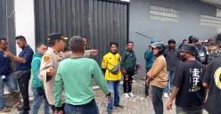 Petugas polisi berusaha menenangkan dua kelompok yang terlibat bentrok di wilayah Cengkareng, Jakarta Barat, Senin, 10 November 2025. (Sumber: Istimewa)
