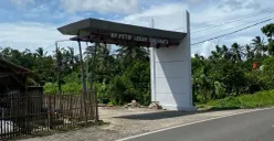 Bangunan gapura menuju rumah Wakil Bupati Pandeglang di Kampung Petir. (Sumber: Poskota/Samsul Fatoni)