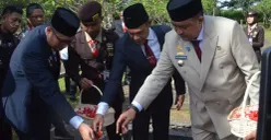 Bupati Bogor, Rudy Susmanto menabur bunga di makam Taman Makam Pahlawan, Pondok Rajeg, Cibinong, Senin, 10 November 2025. (Sumber: Dok. Pemkab Bogor)