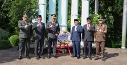 Upacara Hari Pahlawan di di TPU Taman Pahlawan Kali Mulya, Kecamatan Cilodong, Kota Depok, Senin, 10 November 2025. (Sumber: Dok. Polres Metro Depok)