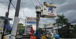 Petugas PDKB PLN UP3 Cengkareng memelihara jaringan listrik bertegangan tinggi di kawasan Jakarta Barat. (Sumber: Dok. PLN UID Jakarta Raya)