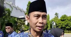 Kepala DBMSDA Kota Bekasi, Idi Sutanto menyampaikan pernyataan kepada awak media di Plaza Pemkot Bekasi, Senin, 10 November 2025. (Sumber: Poskota/Nurpini Aulia Rapika)