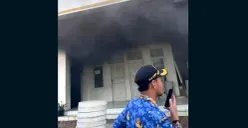 Tangkap layar asap mengepul dari dalam Kantor Desa Sukaharja yang kebakaran pada Senin, 10 November 2025.