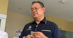 Dirut RSIJ Cempaka Putih, Pradono Handojo saat menyampaikan pernyataan kepada awak media, Senin, 7 November 2025. (Sumber: Poskota/M. Tegar Jihad)