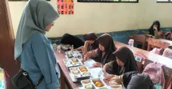Puluhan siswa menyantap program MBG di Kabupaten Pandeglang. (Sumber: Poskota/Samsul Fatoni)