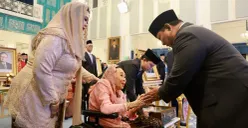 Presiden Prabowo Subianto menyalami Istri Presiden RI ke-4 Sinta Nuriyah di Istana Negara, Gambir, Jakarta Pusat, Senin, 10 November 2025. (Sumber: Dok. Sekretariat Presiden)