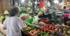 Aktivitas pedagang dan pembeli di pasar tradisional Tomang Barat, Grogol Petamburan, Jakarta Barat (Sumber: Poskota/Pandi Ramedhan)