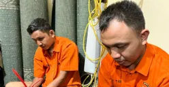 Dua tersangka kasus penembakan hansip hingga tewas di Mapolda Metro Jaya, Jakarta Selatan, Senin, 10 November 2025. (Sumber: Poskota/Pandi Ramedhan)