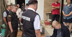 Penyidik Kejari Jakarta Timur saat melakukan penggeledahan terkait dugaan korupsi pengadaan mesin jahit pada Senin, 10 November 2025. (Sumber: Istimewa)