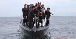 Jajaran Polres Kepulauan Seribu menggelar tabur bunga peringatan hari pahlawan di perairan, Senin, 10 November 2025. (Sumber: Dok. Istimewa)