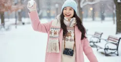 Hasil edit prompt Gemini AI foto cewek cantik bermain salju ala drama korea (Drakor) yang viral di TikTok. (Sumber: Freepik)