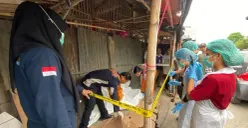 Petugas Unit indentifikasi Satreskrim Polres Serang melakukan olah TKP sebelum mengevakuasi jasad sopir ke RS Bhayangkara, Senin, 10 November 2025. (Sumber: Dok. Polsek Cikande)