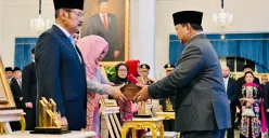 Putri sulung Presiden ke-2 RI, Soeharto, Siti Hardijanti Rukmana dan adiknya, Bambang Trihatmodjo saat upacara pemberian gelar Pahlawan Nasional pada Senin, 10 November 2025. (Sumber: Sekretariat Negara)
