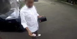 Tangkap layar seorang pria di Jalan Raya Puncak Bogor, berusaha menyuap anggota Satlantas saat ditilang.