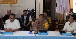 Komandan Satuan Brimob Polda Metro Jaya, Kombes Henik Maryanto (tengah), saat menyampaikan keterangan dalam konferensi pers di Polda Metro Jaya, Jakarta Selatan, Selasa, 11 November 2025. (Sumber: POSKOTA | Foto: Ali Mansur)