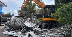 Satpol PP Kabupaten Bogor membongkar bangunan liar di area KNPI, Jalan Tegar Beriman. (Sumber: Poskota/Giffar Rivana)