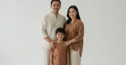 Cara membuat foto keluarga ala studio profesional hanya dengan prompt Gemini AI. (Sumber: Poskota/Gemini AI Generated)