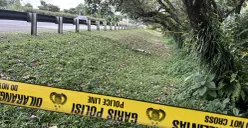 Garis polisi dipasang di TKP penemuan mayat dengan kaki dan tangan terikat di pinggir Tol Jagorawi, tepatnya di Kampung/Desa Leuwinutug, Kecamatan Citeureup, Kabupaten Bogor. (Sumber: POSKOTA | Foto: Giffar Rivana)
