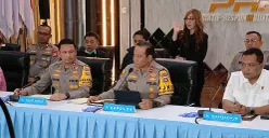 Kapolda Metro Jaya, Irjen Pol Asep Edi Suheri (tengah), saat menyampaikan keterangan dalam konferensi pers terkait kasus ledakan di SMAN 72, Selasa, 11 November 2025. (Sumber: POSKOTA | Foto: Ali Mansur)