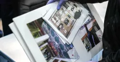 Anggota Polda Metro Jaya menunjukkan foto-foto olah TKP kasus ledakan di SMAN 72 saat konferensi pers di Gedung Polda Metro Jaya, Jakarta Pusat, Selasa, 11 November 2025. (Sumber: POSKOTA | Foto: Bilal Nugraha Ginanjar)