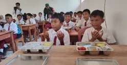 Para siswa di Pandeglang saat hendak menyantap MBG. (Sumber: Poskota/Samsul Fatoni)