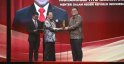 Menteri Dalam Negeri Tito Karnavian menerima penghargaan “Distinguished Leadership in Home Affairs” dari Direktur Utama Garuda TV Fahmi Muhamad Anwari dalam ajang Indonesia Kita Awards di Jakarta. (Sumber: Istimewa)