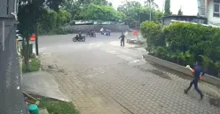 Tangkapan layar cuplikan CCTV aksi perampokan bersenjata tajam di Jalan Raya Nonon Sontani, depan Perumahan Spring Ville, Durenjaya, Bekasi Timur. (Sumber: Istimewa)