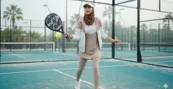 Hasil edit prompt Gemini AI untuk membuat foto wanita hijab sambil bermain padel viral di TikTok. (Sumber: Freepik/tirachardz)