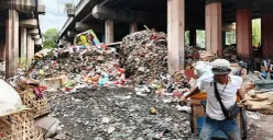 Tumpukan sampah di kolong jalan Tol Wiyoto Wiyono, Tanjung Priok, Jakarta Utara, Selasa, 11 November 2025. (Sumber: POSKOTA | Foto: M Tegar Jihad)