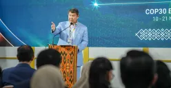 Utusan Khusus Presiden RI Bidang Iklim dan Energi, Hashim S. Djojohadikusumo, didampingi istri Anie H. Djojohadikusumo, memotong tumpeng saat meresmikan Paviliun Indonesia di COP30 Belém, Brasil. (Sumber: Istimewa)