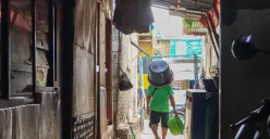 Ilustrasi, warga beraktivitas di kawasan padat penduduk, di Kampung Pasar Pisang, Taman Sari, Jakarta Barat, Selasa, 11 November 2025. (Sumber: Poskota/Dhiya Ahmad Fauzan)