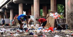 Warga gotong royong membersihkan tumpukan sampah yang menggunung di kolong Tol Wiyoto Wiyono, Tanjung Priok, Jakarta Utara pada Rabu, 12 November 2025. (Sumber: POSKOTA | Foto: Dhiya Ahmad Fauzan/M2)