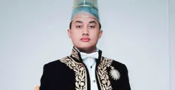 Gusti Purbaya akan dilantik secara resmi sebagai Raja Keraton Surakarta dengan gelar Sampeyan Dalem Ingkang Sinuhun Kanjeng Susuhunan Pakubuwono XIV pada Sabtu, 15 November 2025. (Sumber: Instagram/@sarungbenarief)