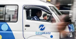 Mikrotrans Jaklingko melintas di Jalan Palmerah, Jakarta Barat, Rabu, 12 November 2025. (Sumber: POSKOTA | Foto: Bilal Nugraha Ginanjar)