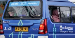 Mikrotrans JakLingko melintas di Jalan Palmerah, Jakarta Barat, Rabu, 12 November 2025. (Sumber: POSKOTA | Foto: Bilal Nugraha Ginanjar)