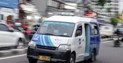 Mikrotrans JakLingko melintas di Jalan Palmerah, Jakarta Barat, Rabu, 12 November 2025. (Sumber: POSKOTA | Foto: Bilal Nugraha Ginanjar)