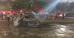 Ilustrasi mobil terbakar akibat konsleting di bagian kelistrikan. (Sumber: Poskota/Erwan Hartawan)