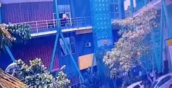 Tangkapan layar detik-detik mahasiswi Universitas Pakuan sebelum terjatuh dari lantai tiga gedung Fakultas Manajemen.