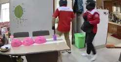 Tangkap layar rekaman CCTV dua pelaku pembobolan rumah mewah berpura-pura jadi petugas IndiHome di Jalan Wijaya Kusuma, Jatiwaringin, Pondokgede, Kota Bekasi.