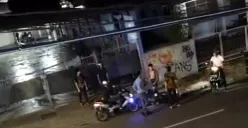 Tangkap layar video dua pria menjadi korban pengeroyokan oleh sekelompok OTK di Jalan Tebet Barat IX, Tebet, Jakarta Selatan, pada Minggu malam, 9 November 2025.