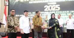 Direktur Perumdam Tirta Berkah Pandeglang, Euis Yuningsih saat menerima penghargaan dari KIP Banten. (Sumber: Perumdam Tirta Berkah Pandeglang)