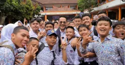 Wakil Wali Kota Cimahi, Adhitia Yudisthira tengah bersama para pelajar saat Festival Putih Abu-Abu Tingkat Kota Cimahi 2025 di SMPN 4 Cimahi. (Sumber: Poskota/Gatot Poedji Utomo)