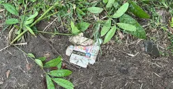 Bungkus alat kontrasepsi kondom ditemukan di taman sekitaran Jalan Daan Mogot wilayah Cengkareng, Jakarta Barat, Kamis, 13 November 2025. (Sumber: POSKOTA | Foto: Pandi Ramedhan)