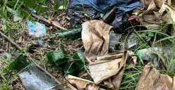 Penampakan bungkus alat kontrasepi berserakan di tempat umum. (Sumber: Poskota/Pandi Ramedhan)